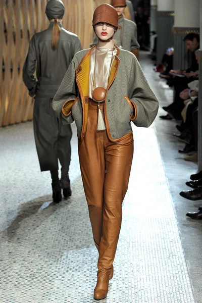 Look 16
